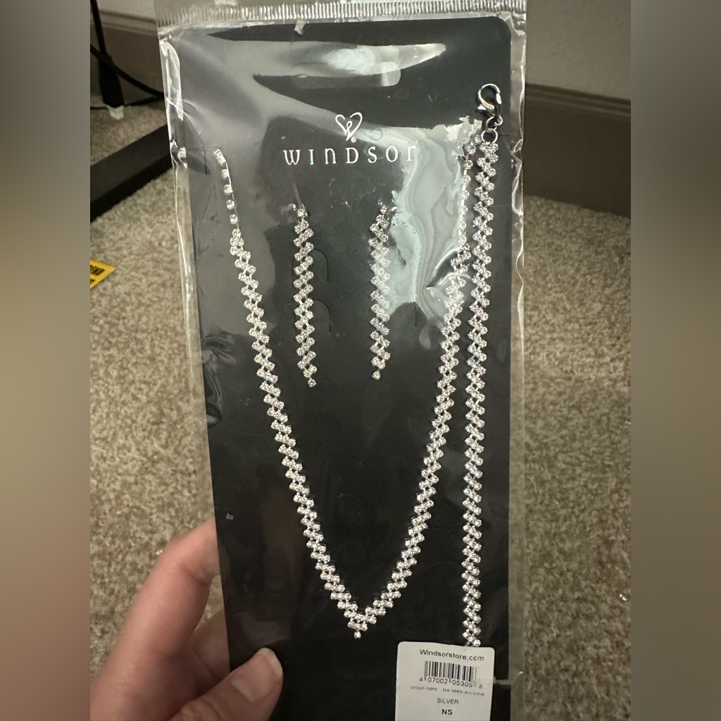 Windsor Silver Necklace And Earring Set 7$